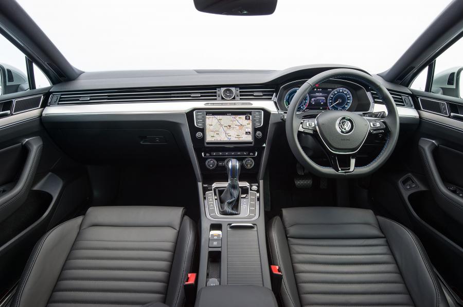 Торпедо Volkswagen Passat Estate GTE 2016 года  (UK) (фото 26 из 30)